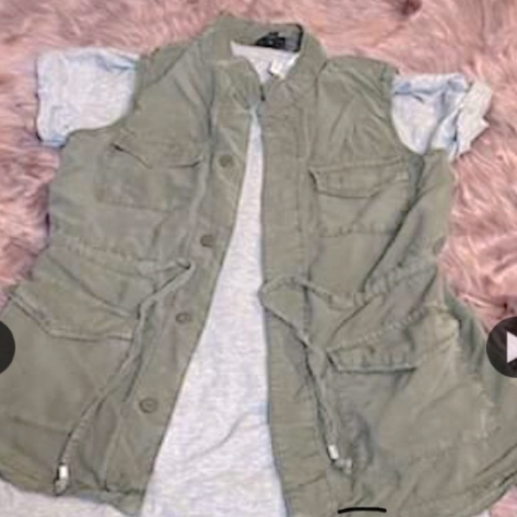 Olive green vest size small - Picture 1 of 9